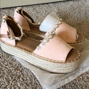 Light pink Flatform sandals with pearls.